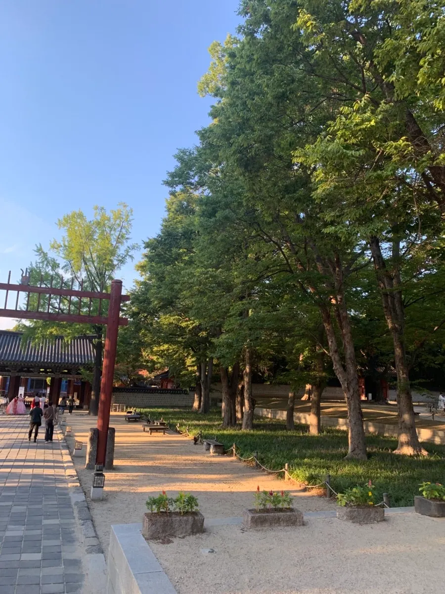 한복 입고 도착한 전주 경기전