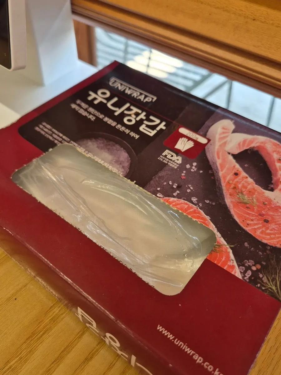 팩으로 놓인 비닐장갑과 테이블 세팅