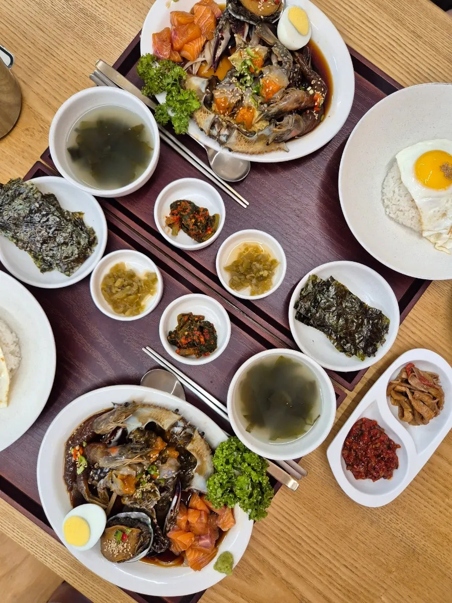 밥과 국, 반찬이 함께 나온 한식 한상