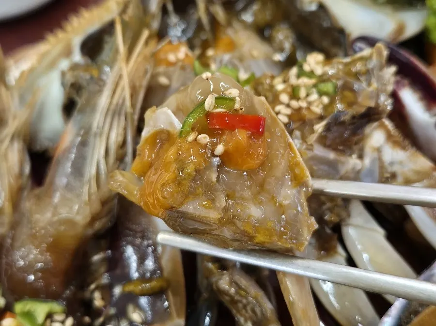 살이 실한 간장게장 접시