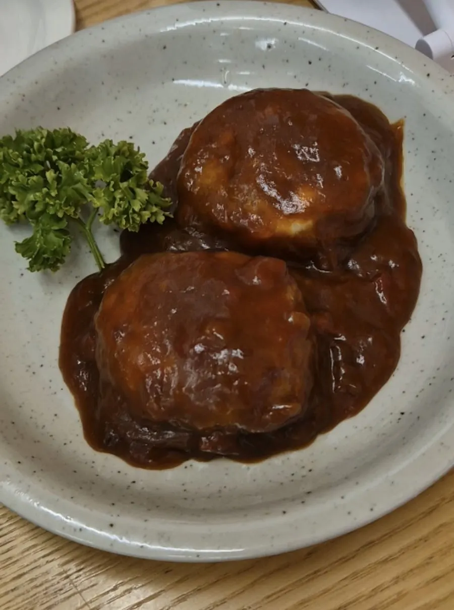 감칠맛 나는 간장과 함께 차려진 상