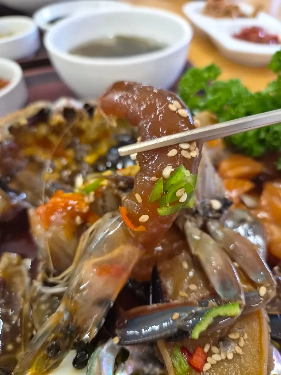 밥 위에 올린 게살과 알