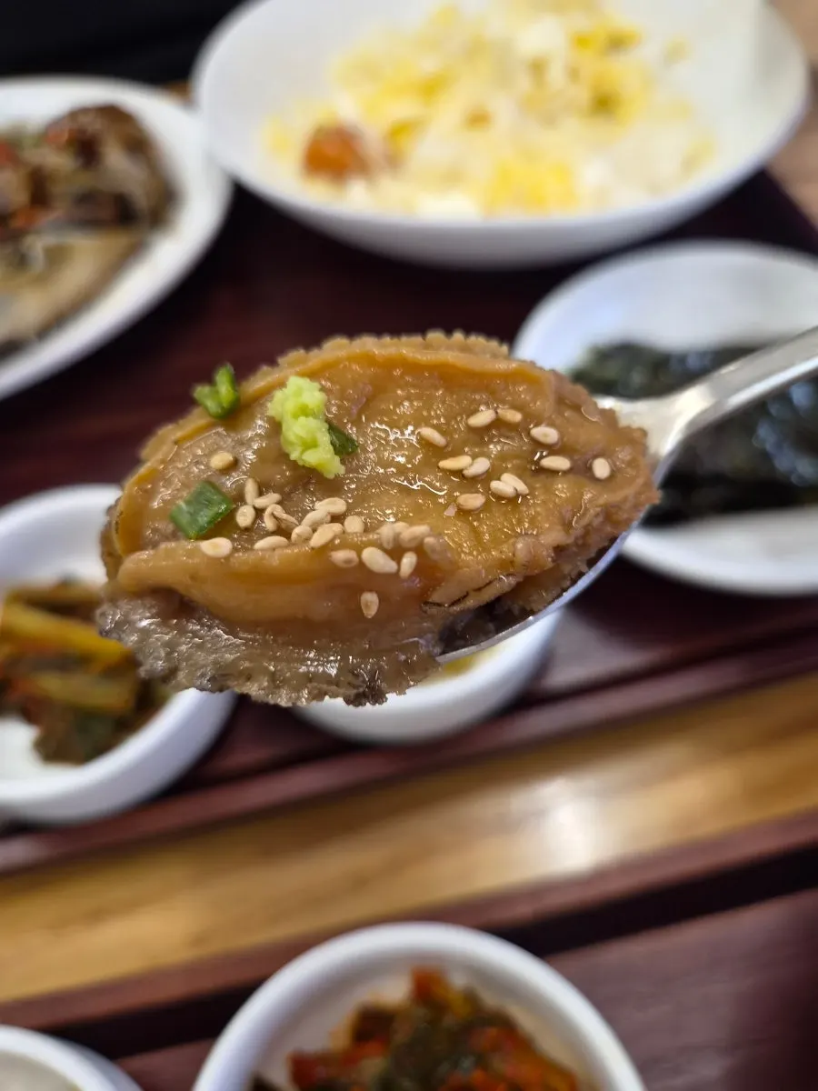 계란후라이가 올라간 흰밥과 게장