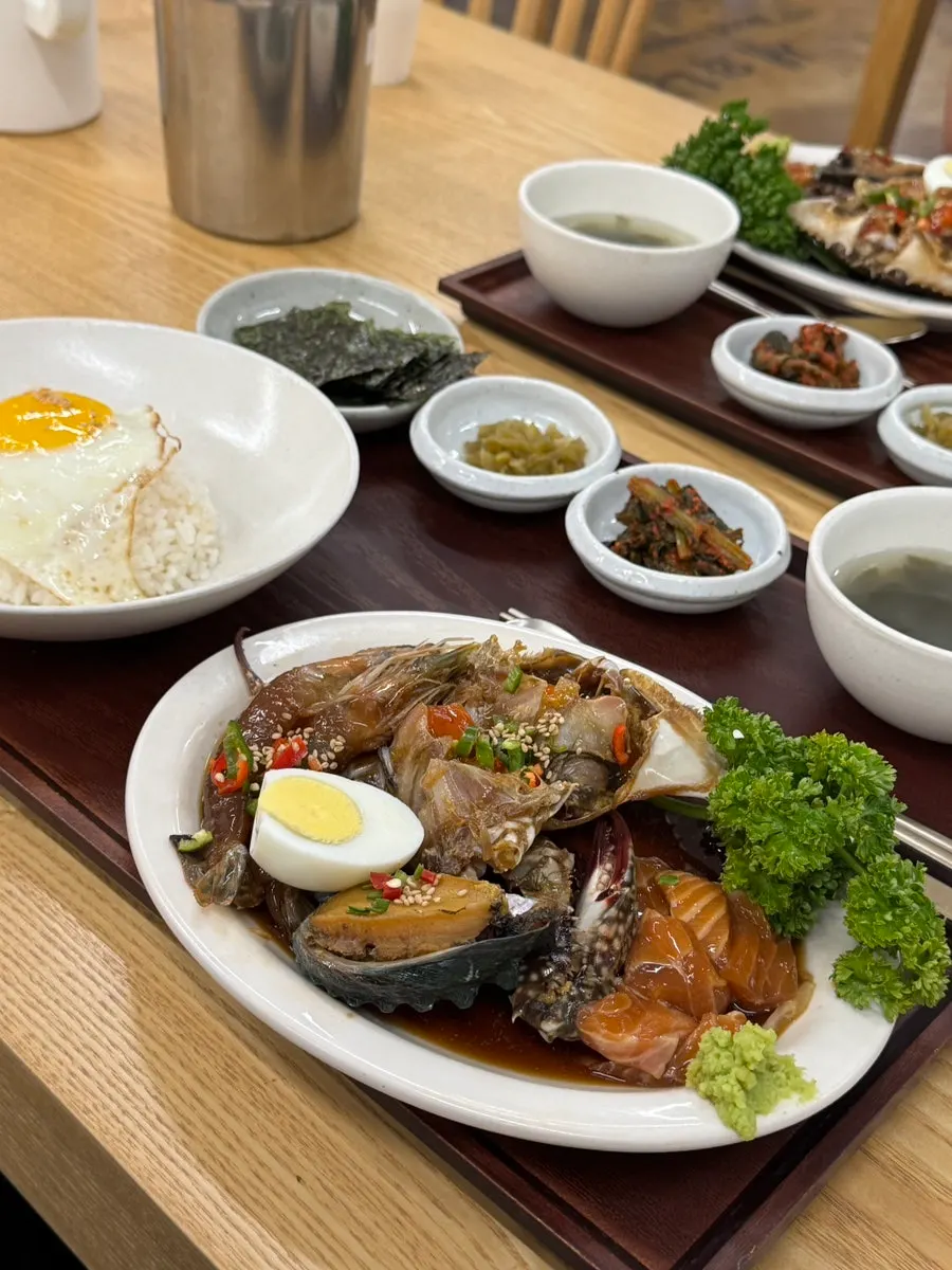 Components of the soy-marinated seafood set meal