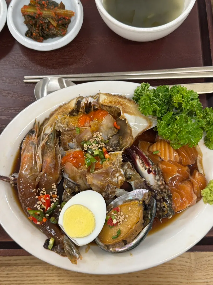Plate of the soy-marinated seafood set meal