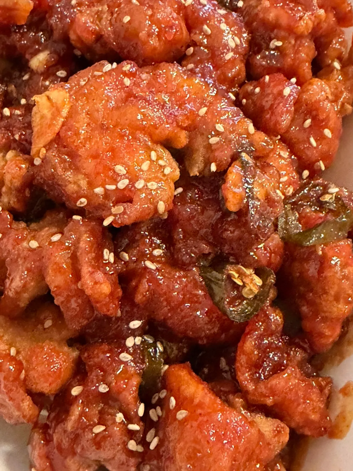 매운맛 양념이 묻은 만년닭강정 클로즈업