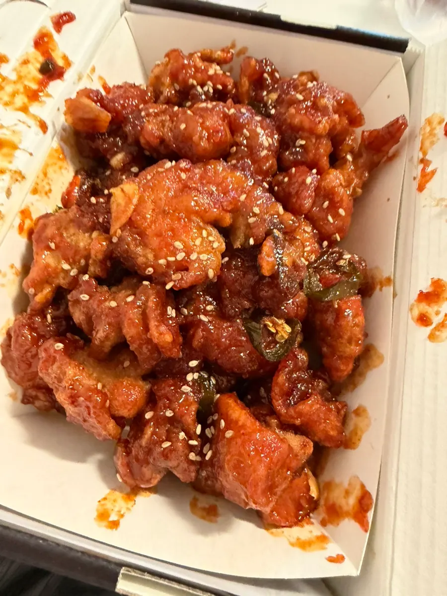 절반쯤 먹은 매운맛 닭강정