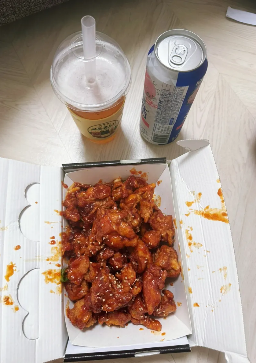 Spicy boneless dakgangjeong eaten at the accommodation
