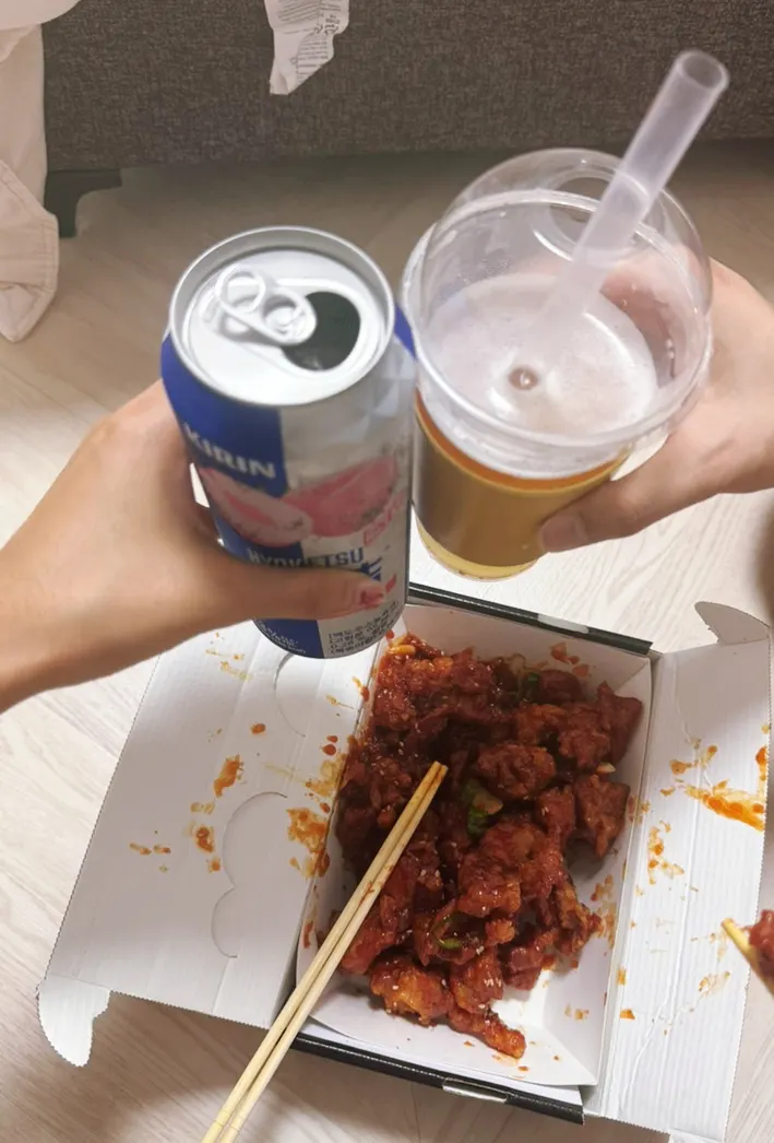 Cream draft beer packed to go along with the dakgangjeong
