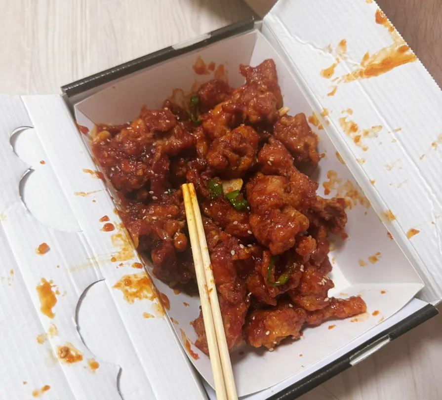 Final photo of the takeout dakgangjeong from Mannyeon Dakgangjeong