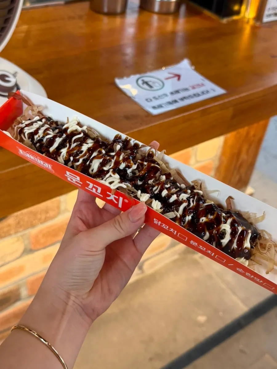 Octopus skewer, makanan jalanan popular di Jeonju Hanok Village