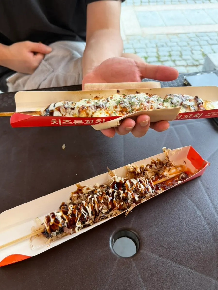 Octopus skewer dan cheese chicken skewer yang dipesan