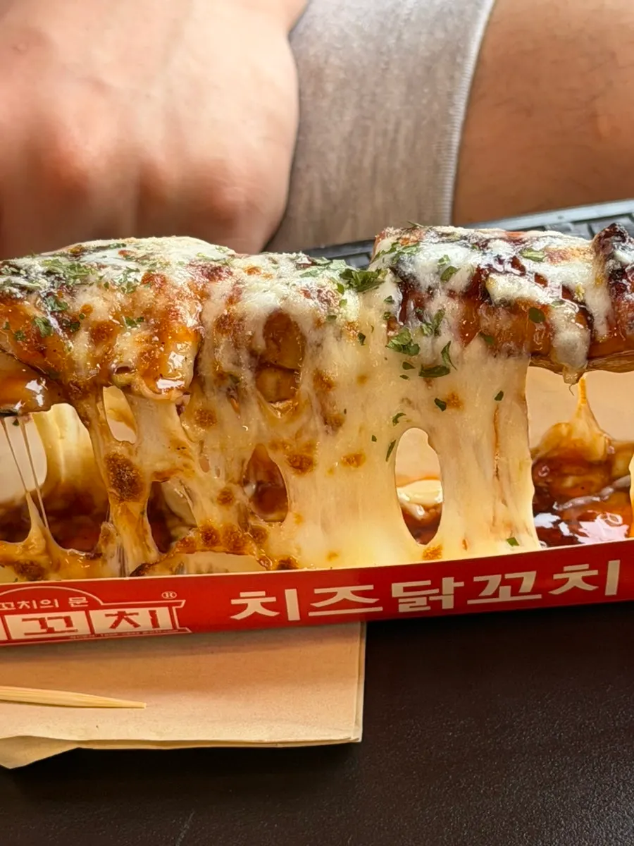 Cheese chicken skewer dengan cheese yang melimpah