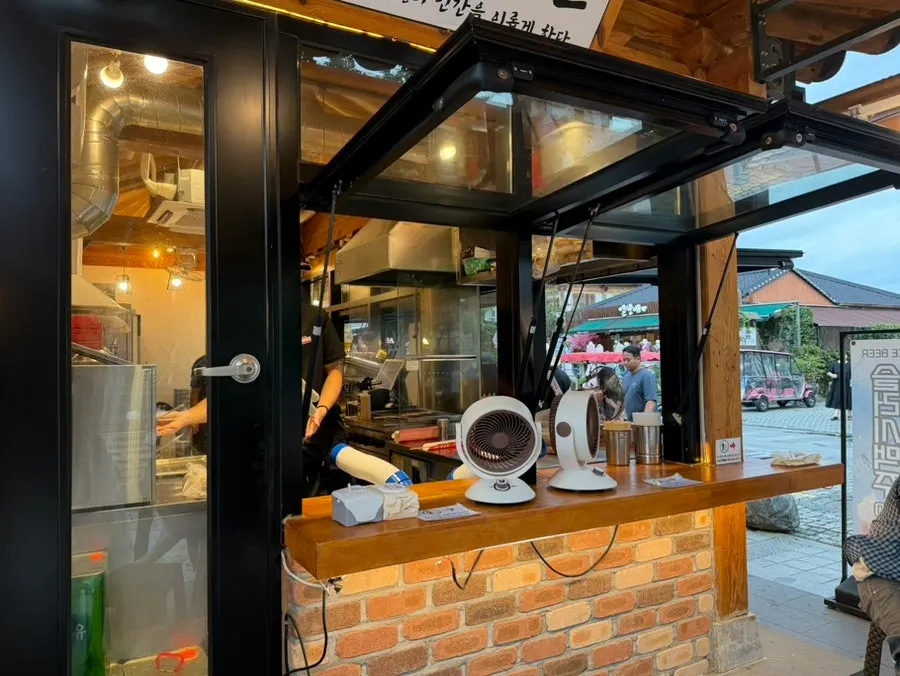 Tempat duduk dalam kedai dengan hawa dingin dan kipas