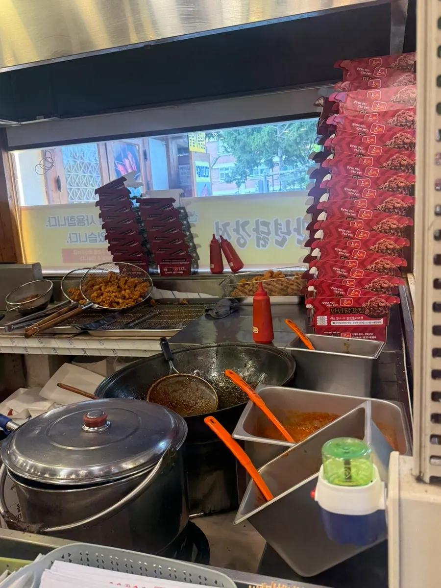 만년닭강정 오픈 주방 조리 장면
