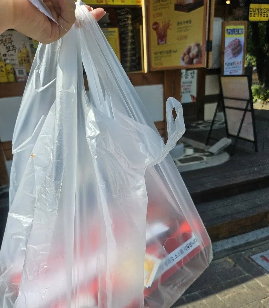 생과일 소스와 뚜껑 열어두기를 알리는 매장 안내문