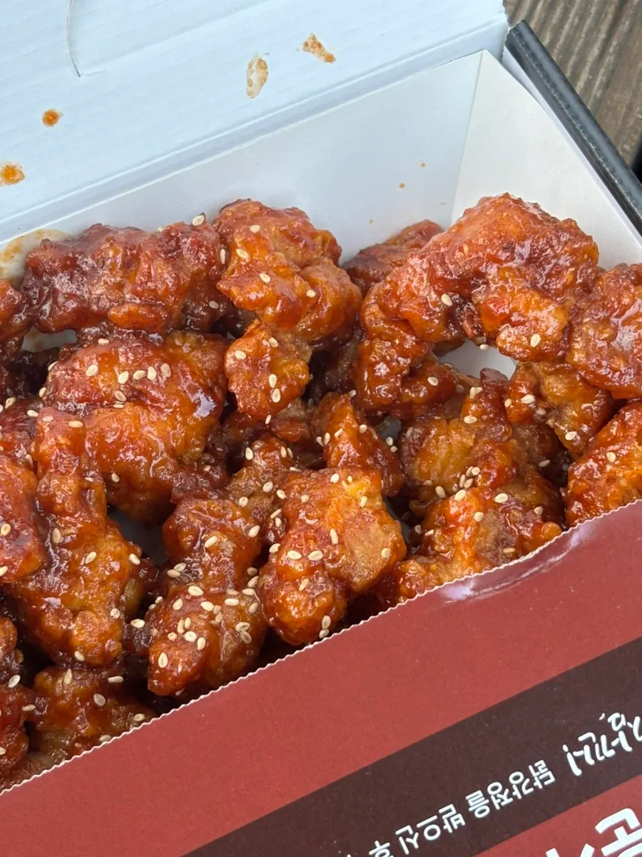 깨가 뿌려진 큼직한 순살 닭강정 조각