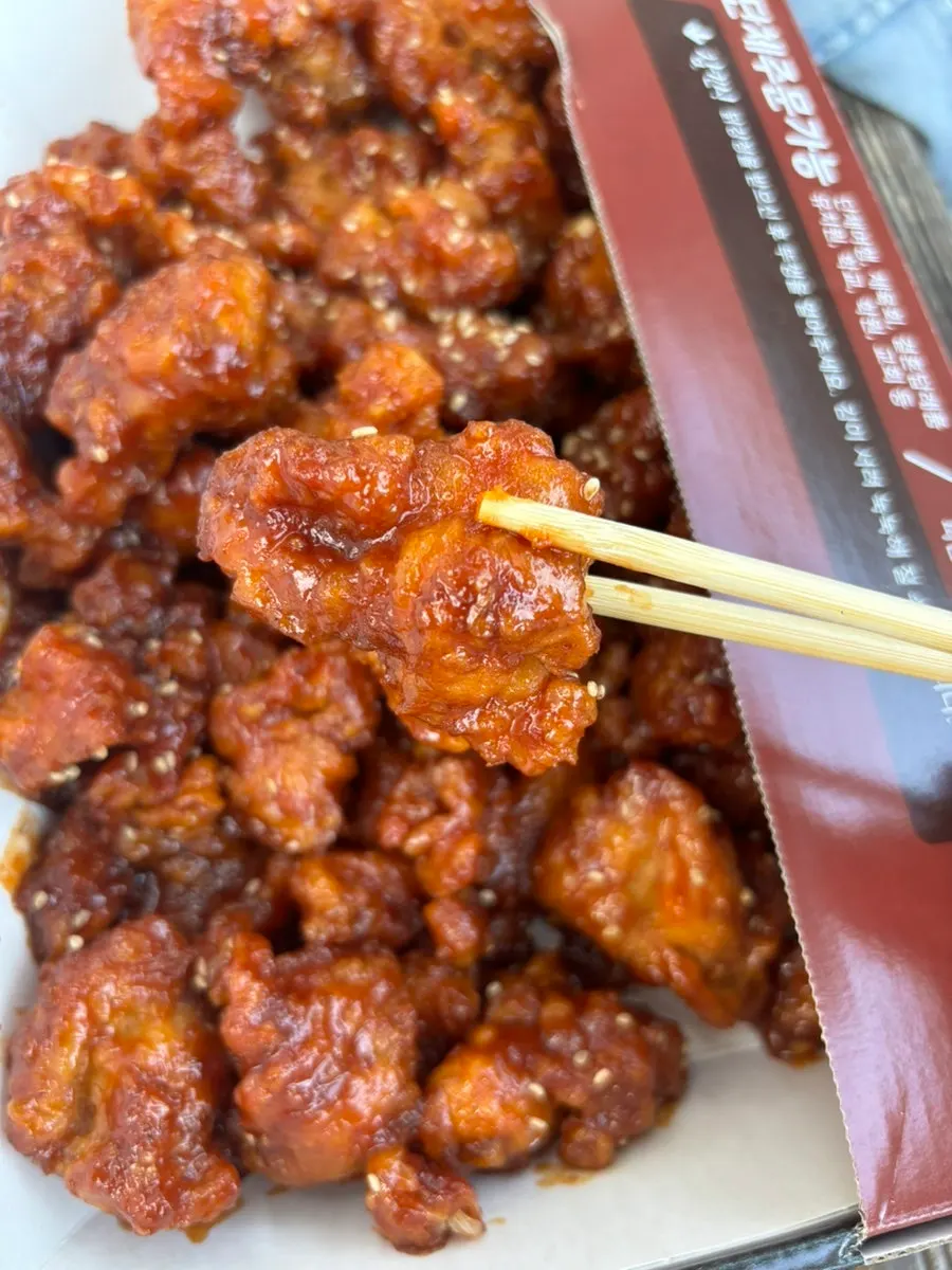 한 조각 집어 든 순살 닭강정