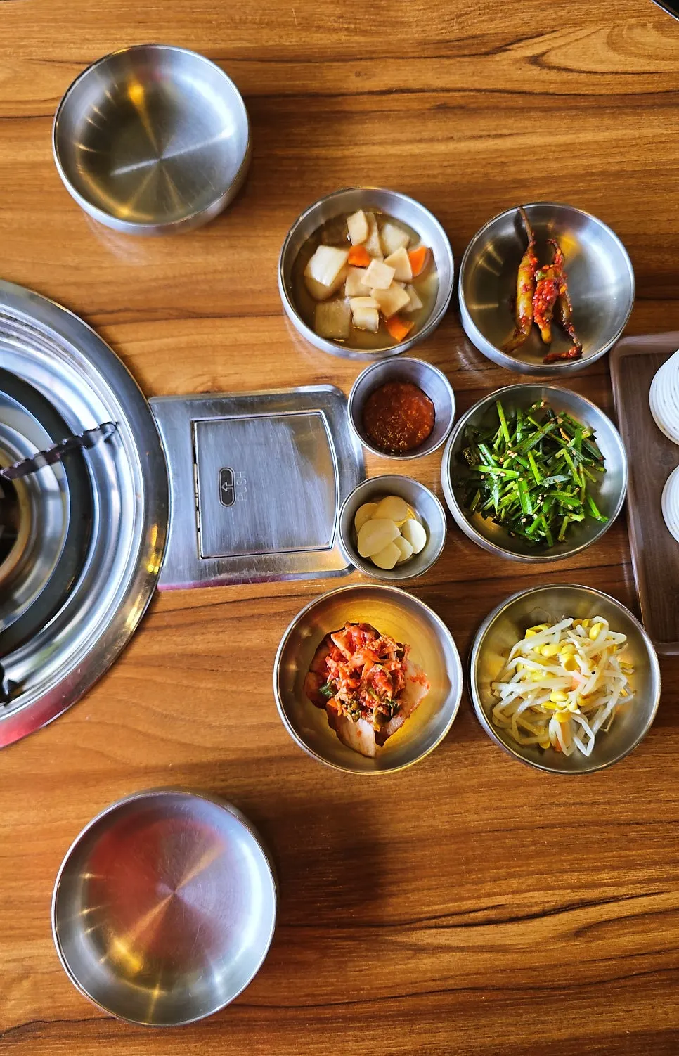 자리에 앉자마자 나온 밑반찬