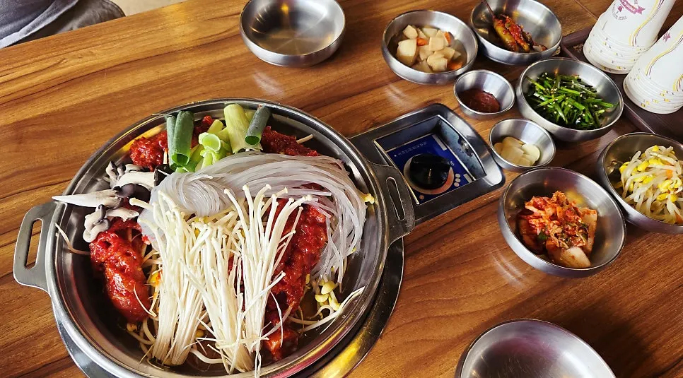 테이블에 차려진 반찬들