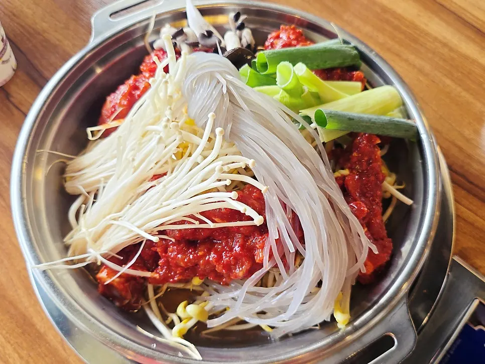 푸짐하게 나온 갈비전골 냄비