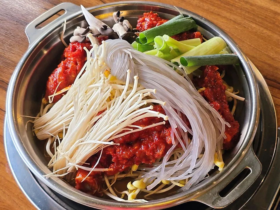 버섯과 대파, 당면, 콩나물이 담긴 물갈비
