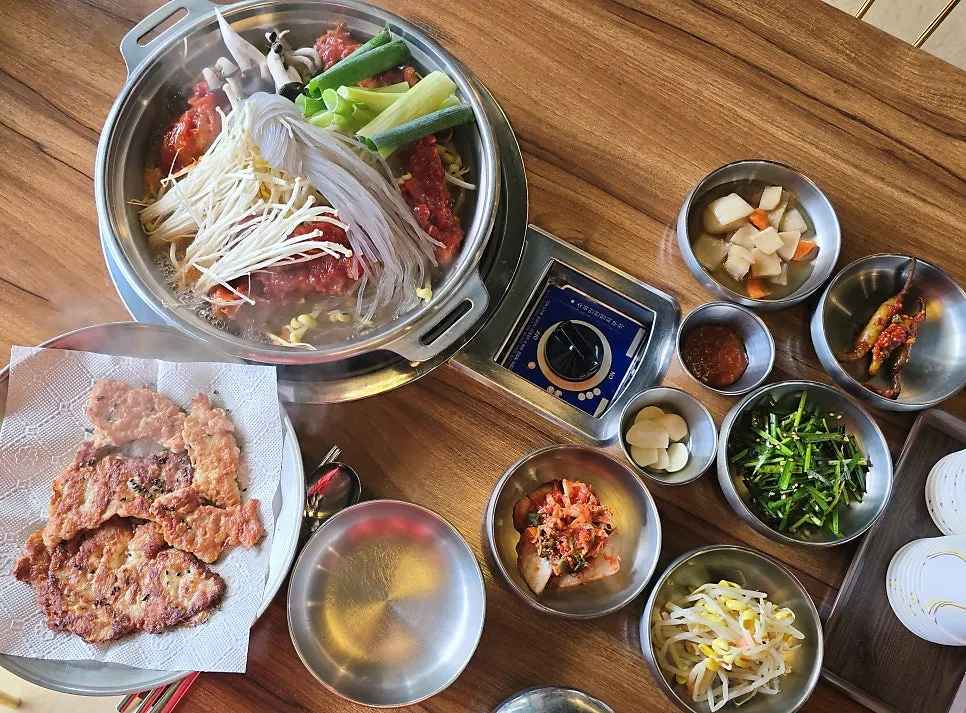 콩나물 위에 얹힌 양념 갈비