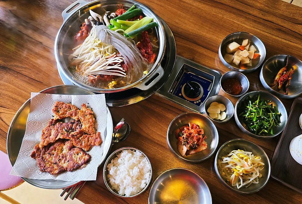 물갈비와 육전, 밑반찬 상차림