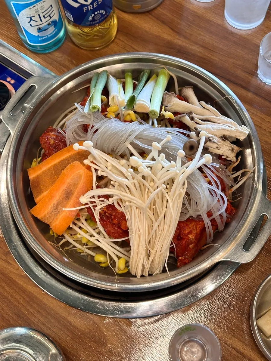 갈비와 채소가 담긴 물갈비 전골