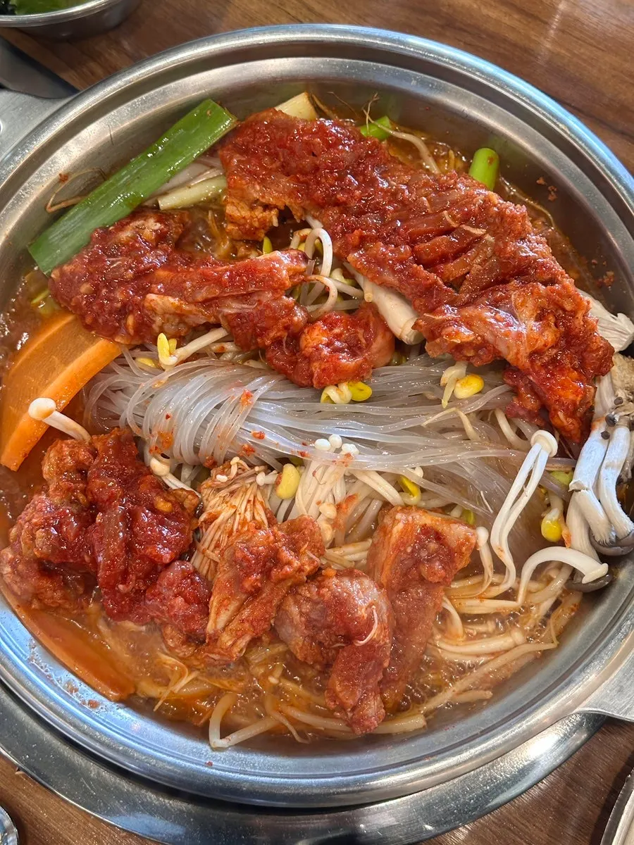 당면과 콩나물이 올라간 갈비전골