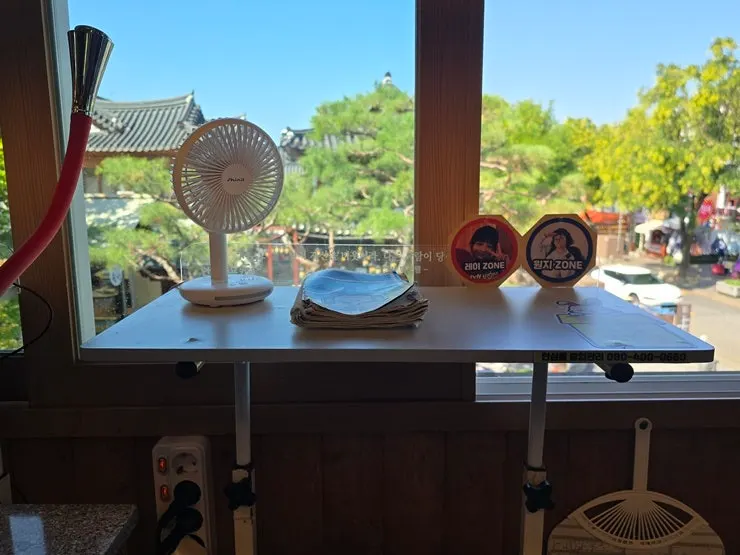 Sign for the seat where Rei and Wonji sat