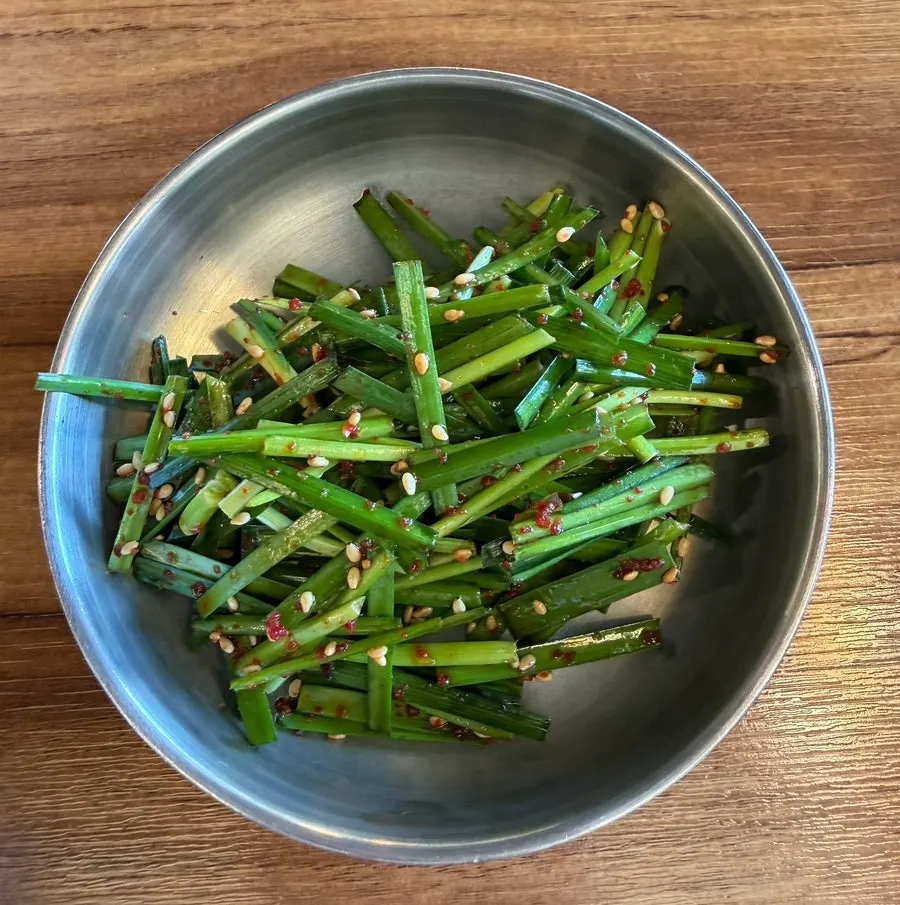 Seasoned garlic chives and bean sprout side dishes