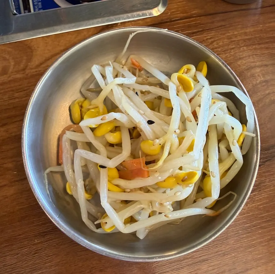 Korean side dishes including seasoned peppers