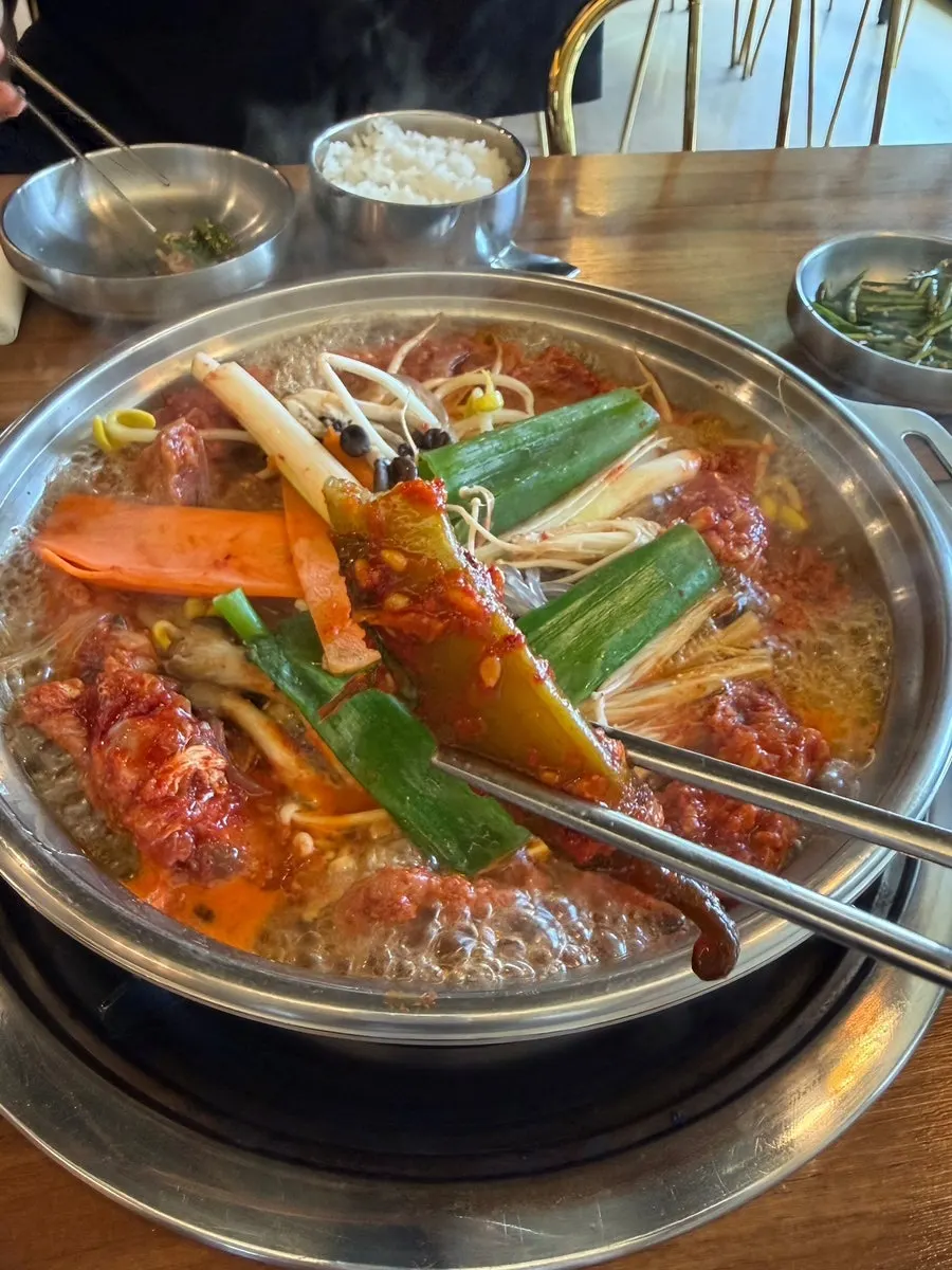 A delicious full spread of Jeonju mulgalbi