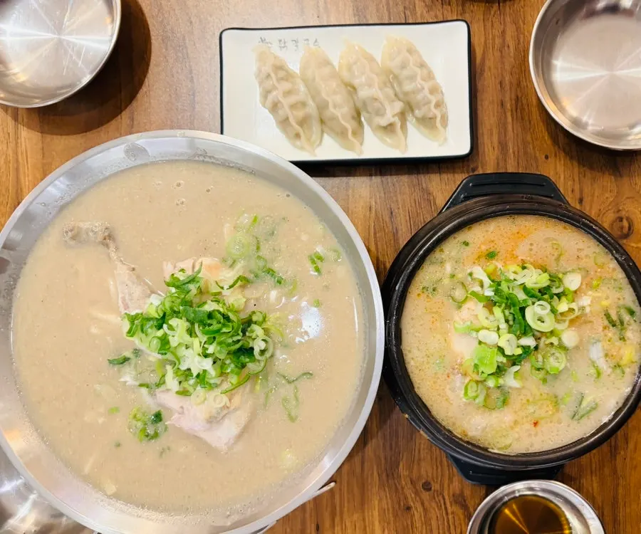 Full table spread of chicken kalguksu at Eonyang Dak Kalguksu Songcheon-dong Eco City Branch