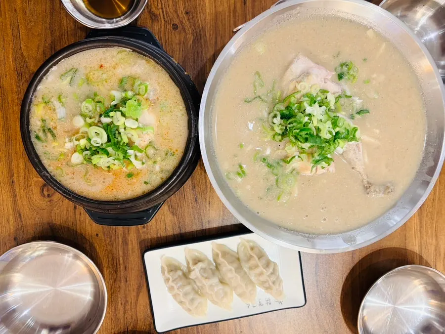 A generously portioned large chicken kalguksu