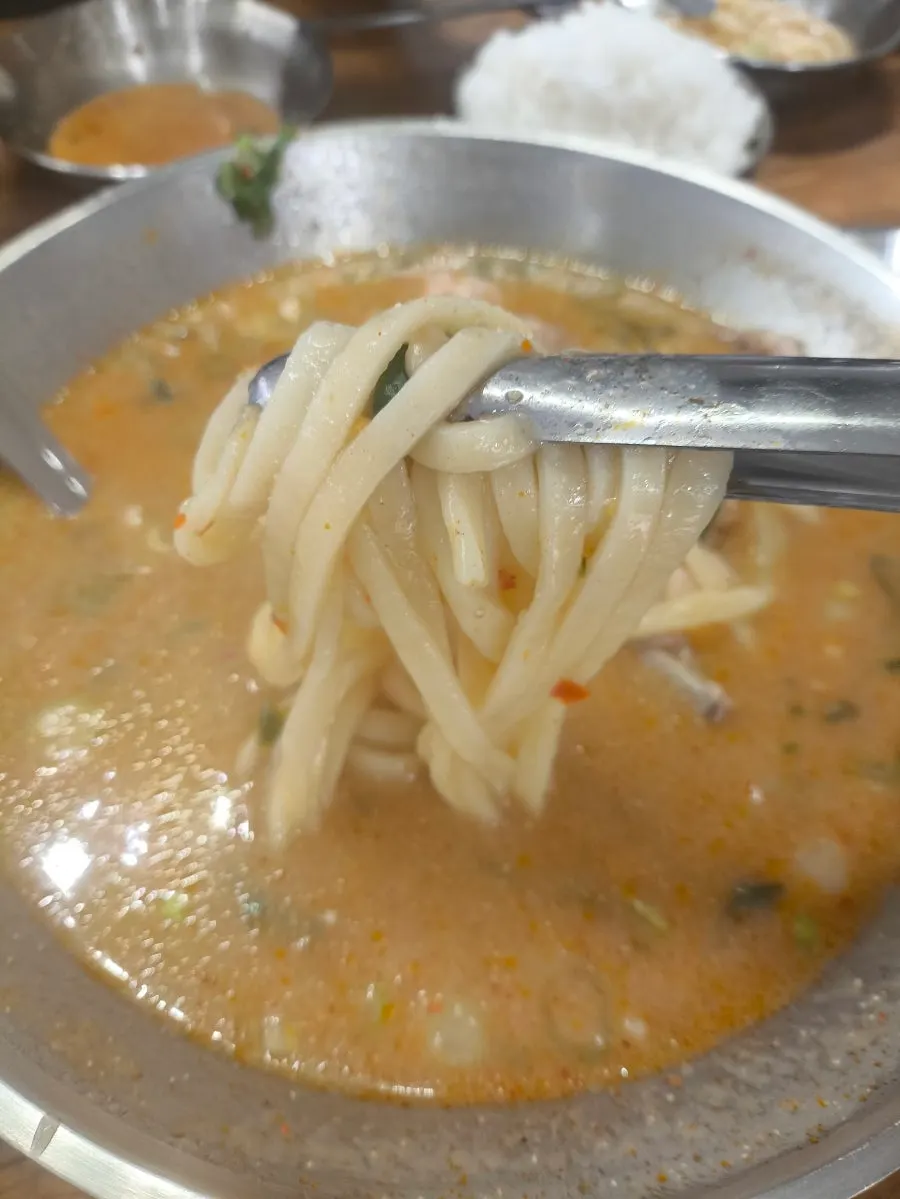 Table set with the ordered spicy kalguksu and chicken gomtang