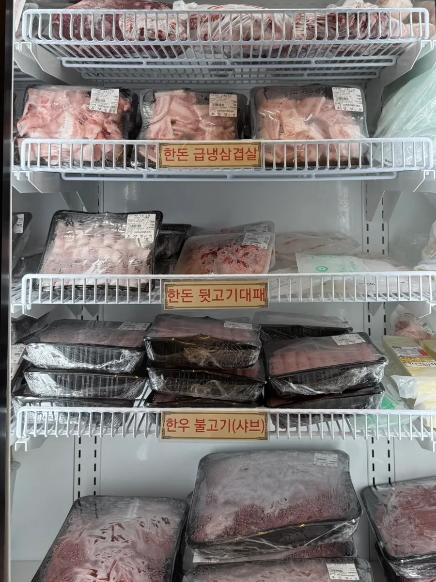 냉동육까지 갖춘 정육 판매 코너
