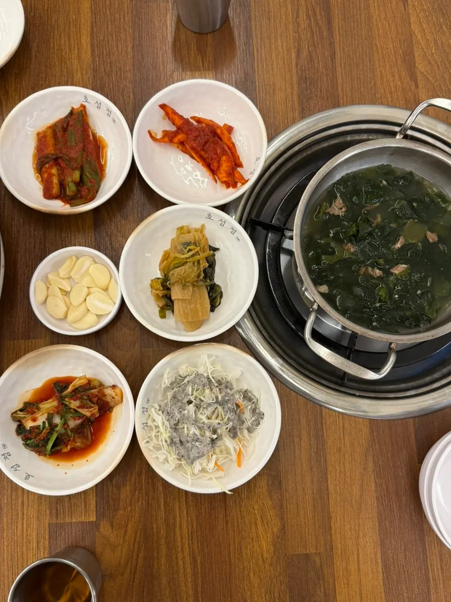 테이블 간격이 여유로운 호성정 식당 내부
