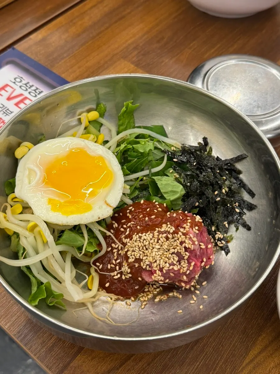 한우 부채와 육회비빔밥 가격이 적힌 메뉴