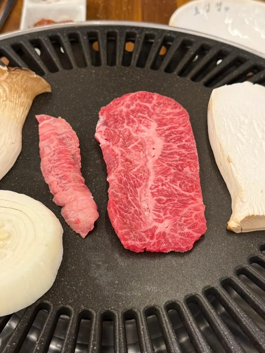 마블링이 촘촘한 1++ 한우 부채살