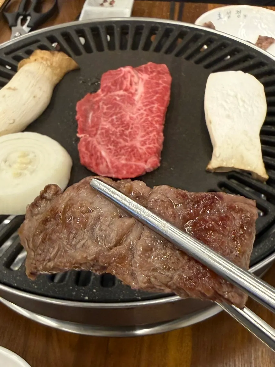 알맞게 구워 자른 한우 부채살