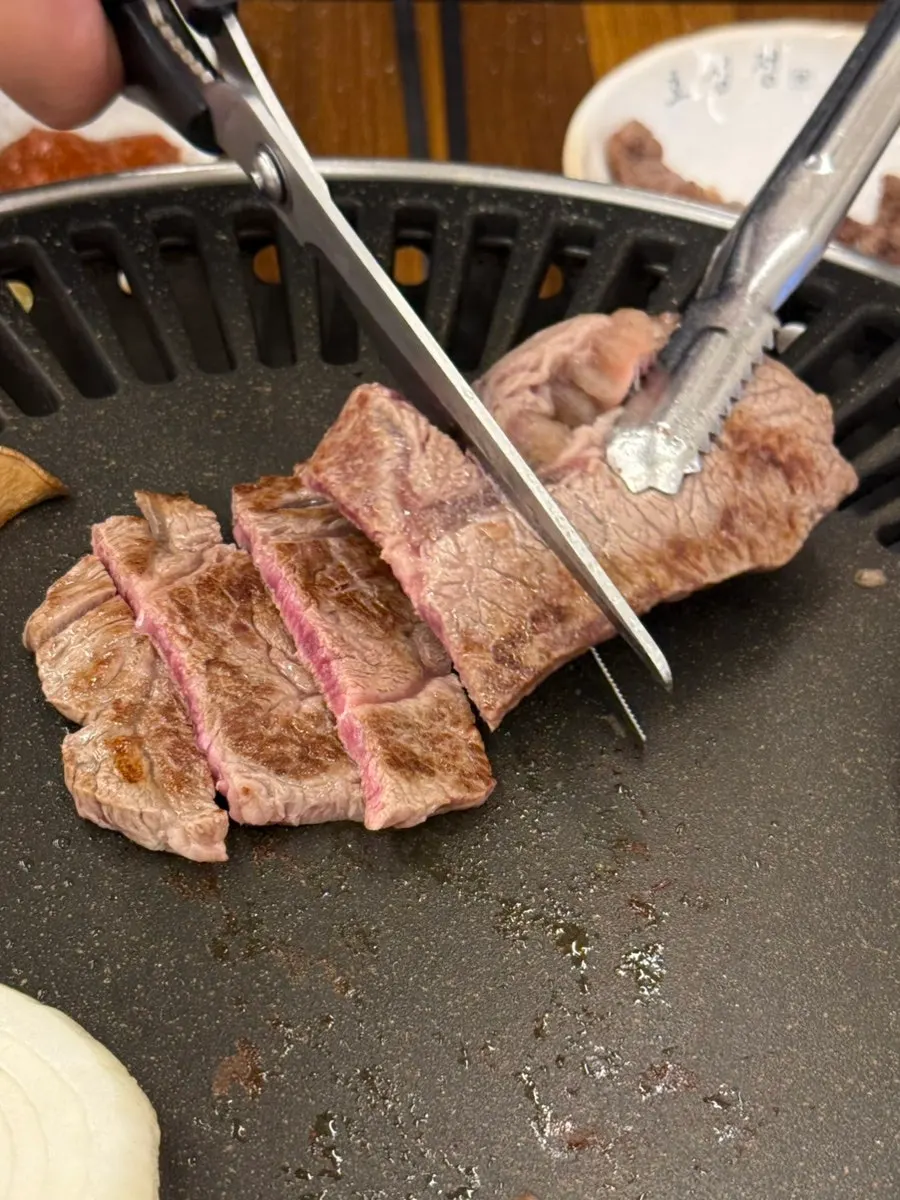 와사비 간장 소스에 찍은 한우 부채살