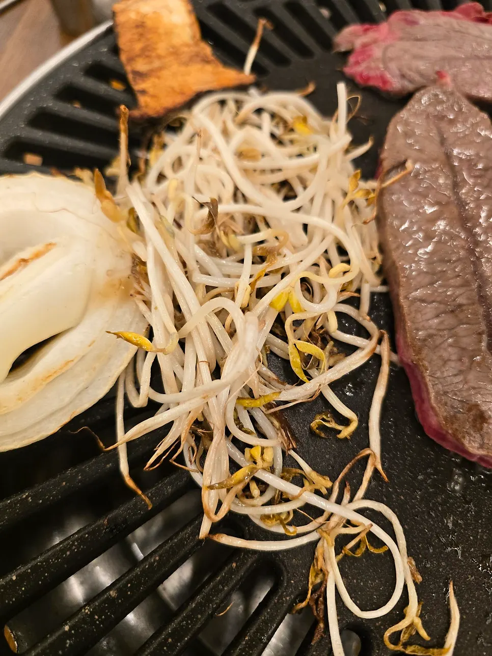 Bujaesal grilled together with beansprouts