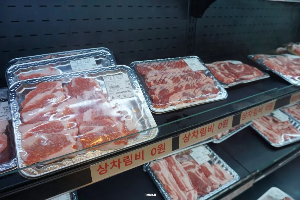 진열 냉장고에 놓인 한우 부위