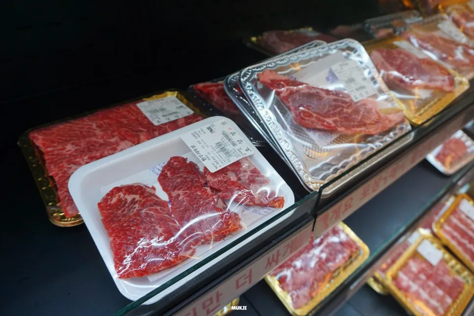 한돈 삼겹살과 가브리살 진열 팩