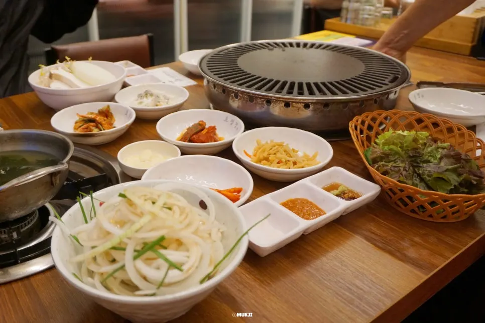 룸에 차려진 기본 상차림과 미역국
