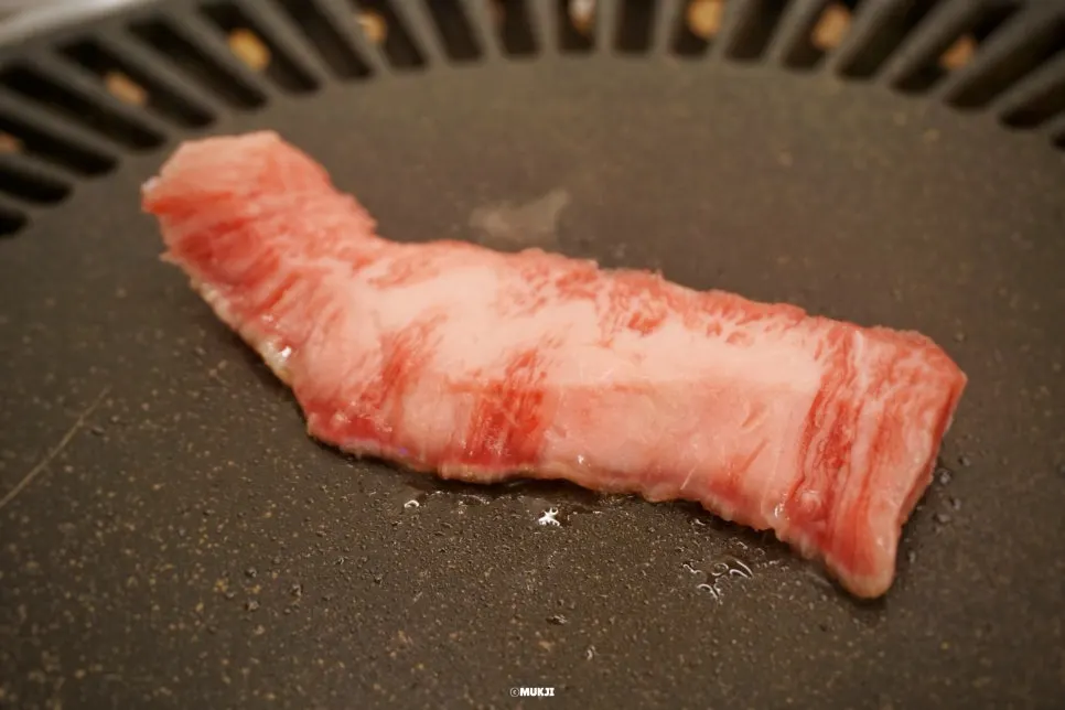 불판에 구워지는 한우 모듬구이