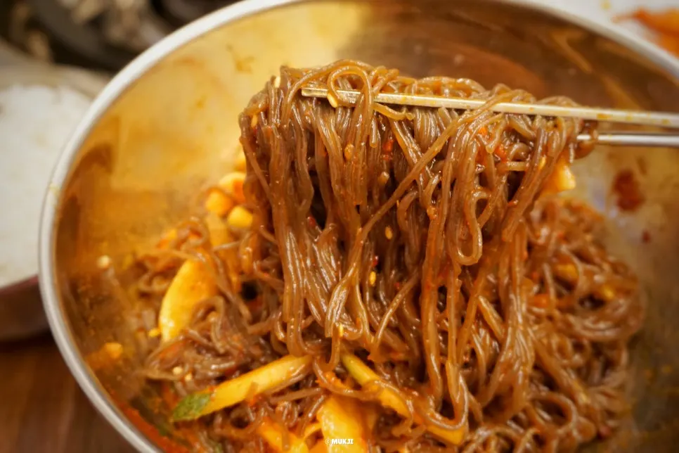 추가 주문한 비빔냉면