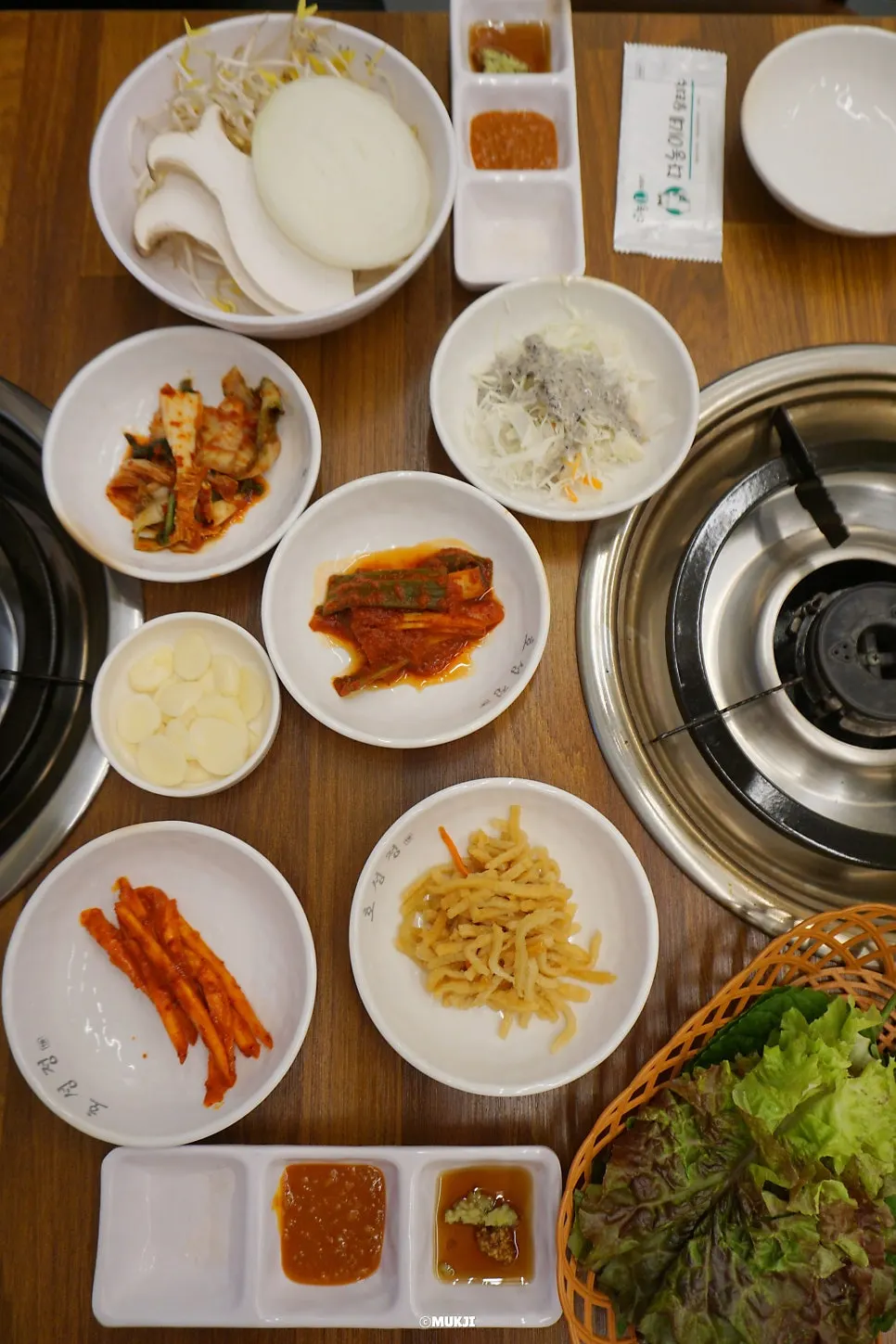 고기와 식사까지 차려진 테이블